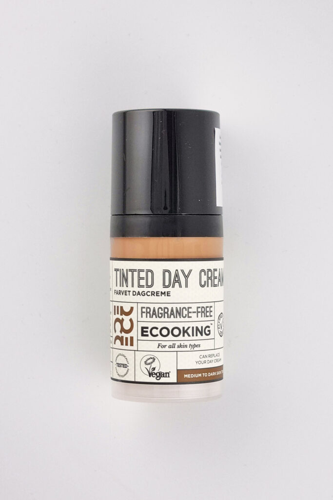 Krem koloryzujący do twarzy z kwasem hialuronowym, wegański, bezzapachowy - Ecooking Tinted Day Cream medium/dark 30 ml