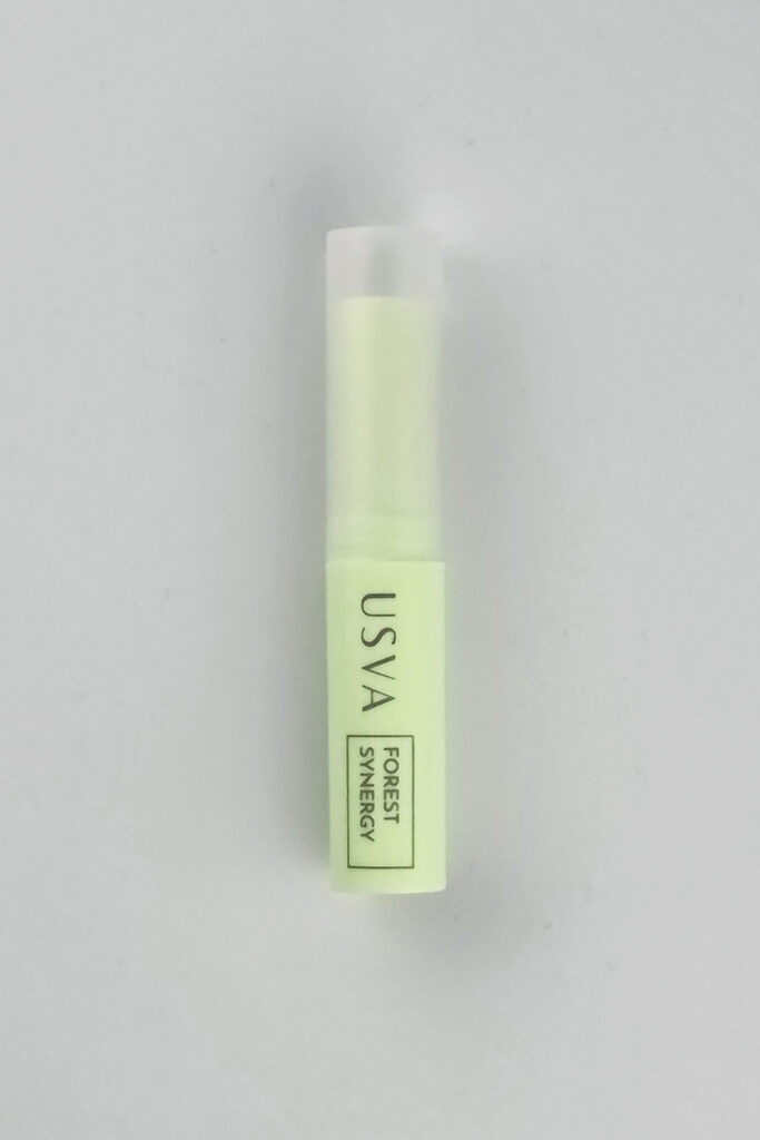 Naturalny balsam do ust Forest Synergy Energizing & Soothing Lip Balm marki Usva Cosmetics