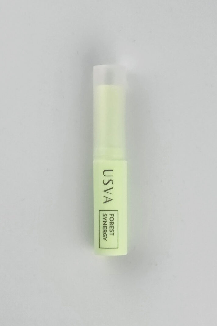 Naturalny balsam do ust Forest Synergy Energizing & Soothing Lip Balm marki Usva Cosmetics