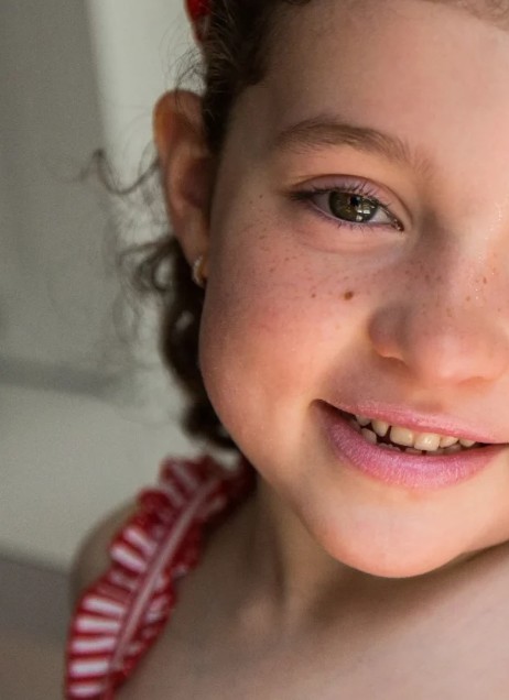 Namaki balsam do ust zdjęcie dziewczynki z pomalowanymi ustami