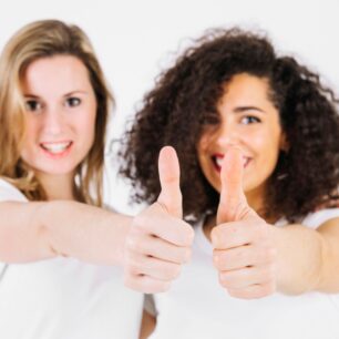 Dwie kobiety z kciukiem w górę, Najchętniej wybierane kosmetyki w 2025 roku w Składzie Piękna