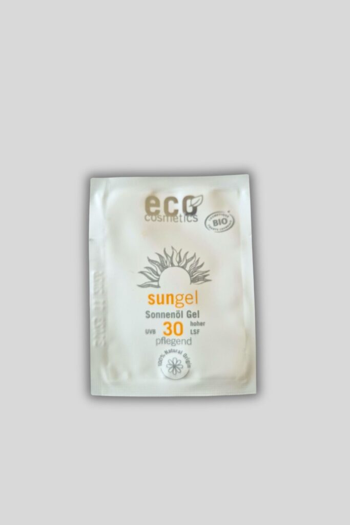 Naturalny SPF 30 w saszetce – mineralna ochrona przeciwsłoneczna Eco Cosmetics. Idealny do torebki i na podróż.