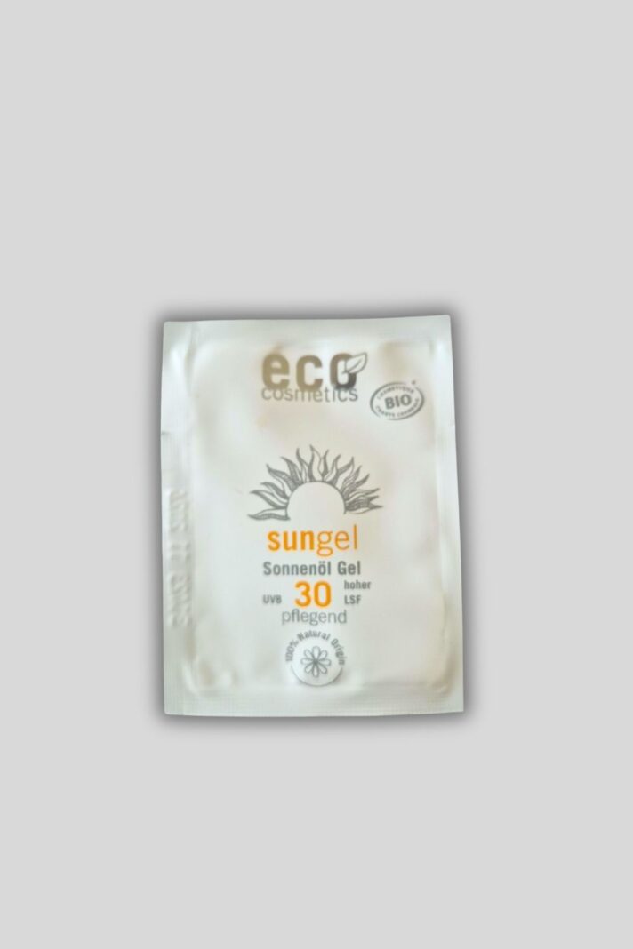 Naturalny SPF 30 w saszetce – mineralna ochrona przeciwsłoneczna Eco Cosmetics. Idealny do torebki i na podróż.