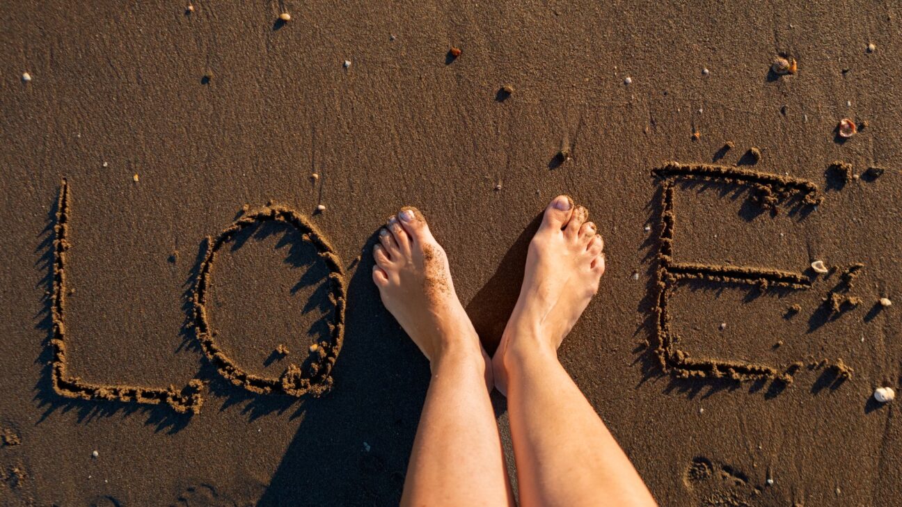 stopy na plazy napis love, zdjęcie do artykułu na temat pielegnacji stóp