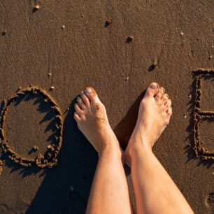 stopy na plazy napis love, zdjęcie do artykułu na temat pielegnacji stóp