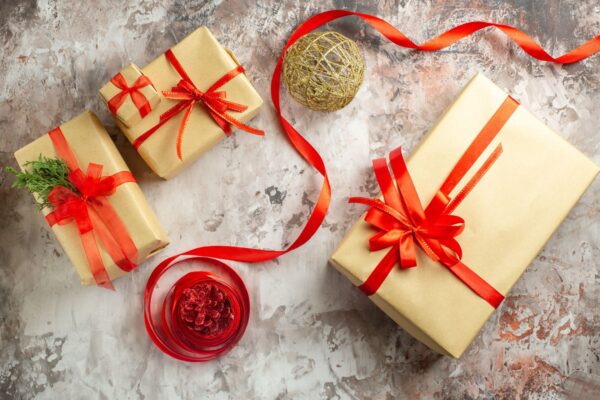 Naturalne kosmetyki i świąteczne prezenty. Propozycje na uniwersalne upominki