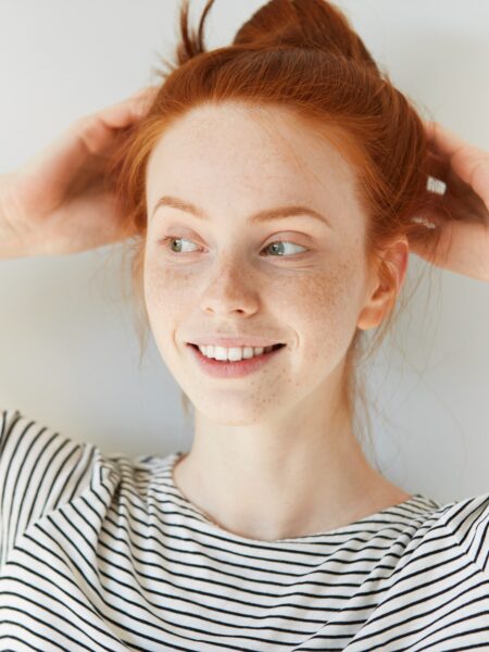 Portret rudej dziewczyny - Freepik.com